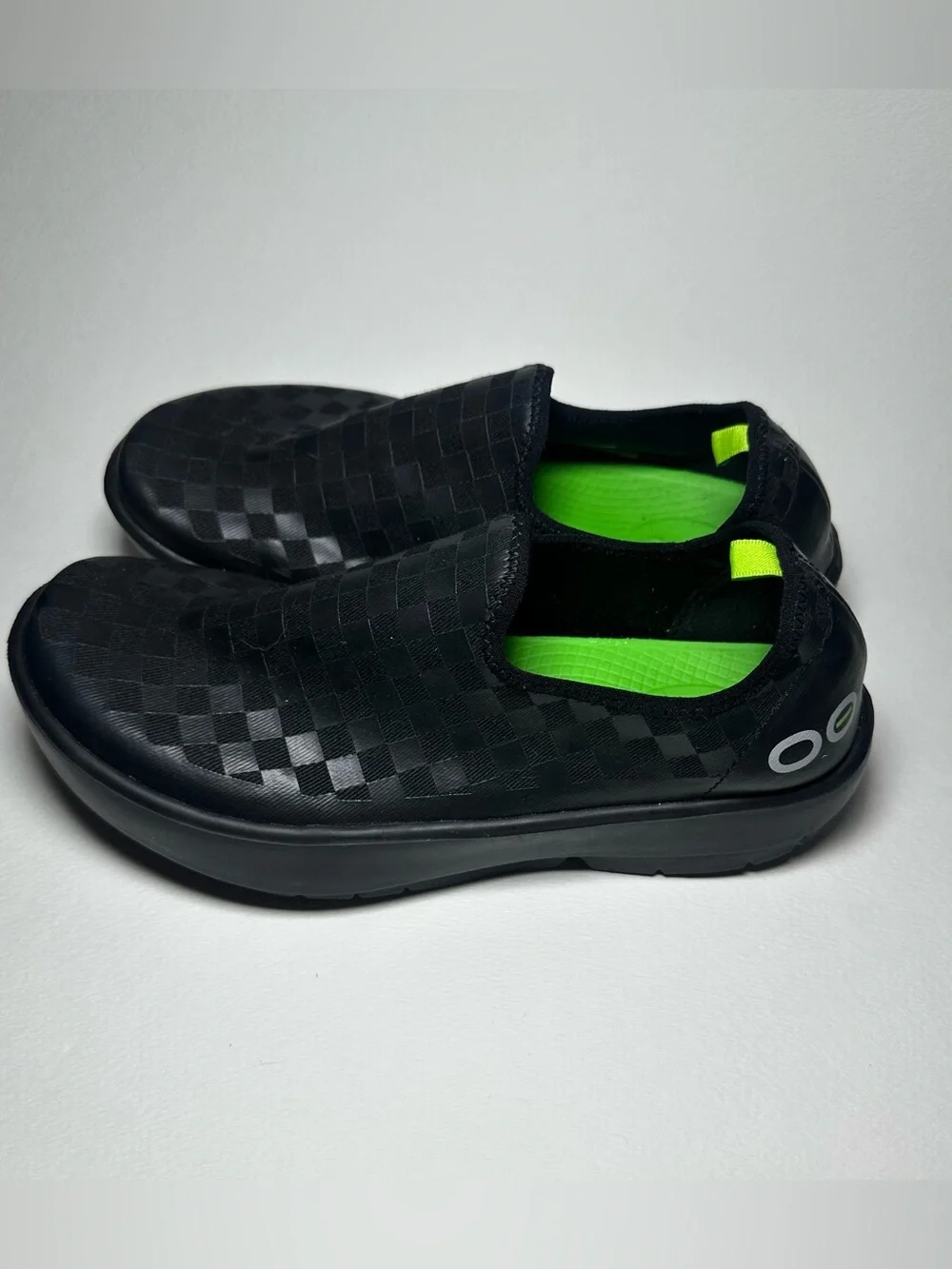 OOFOS OOmg Low EEZEE Black Checkered Recovery Shoes Womens 8 Slip On